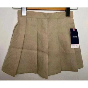 BNWT Girl’s  Izod Pleated Skirt in Beige Size 5 yrs.